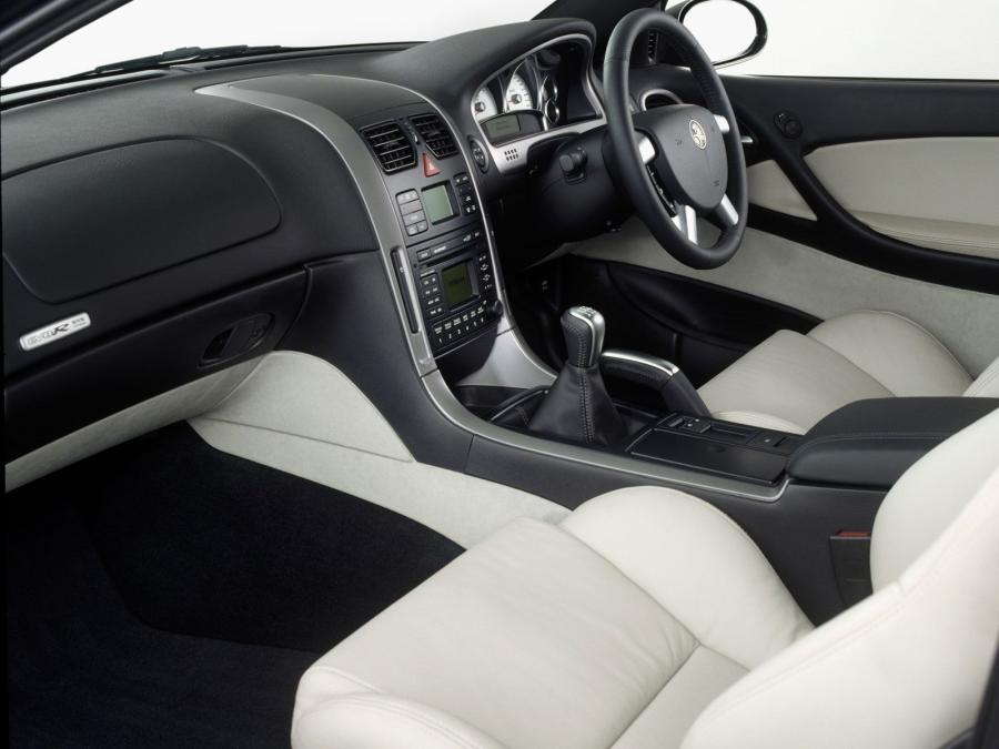 Интерьер Holden Monaro CV8-R 2003 года  (фото 3 из 10)